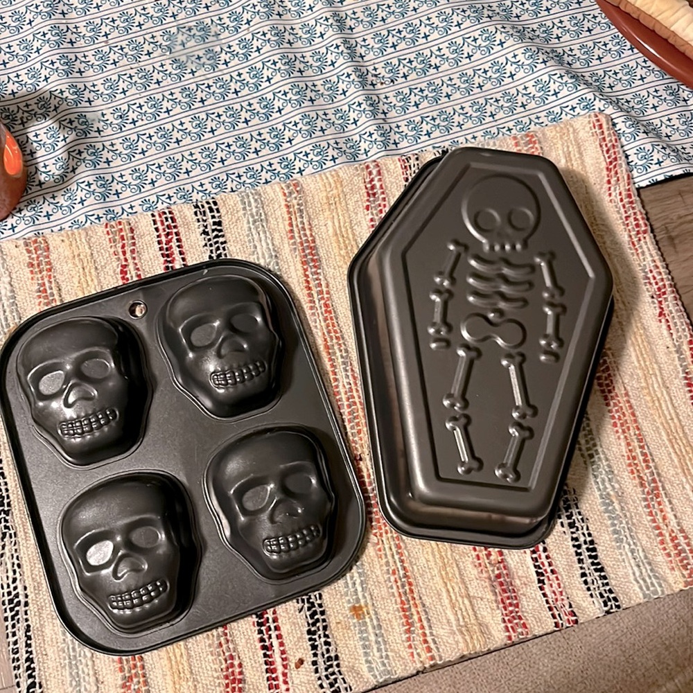 Halloween baking pans cookware (set includes both)